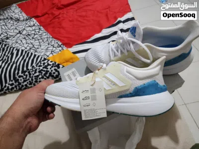 I want sell shoes branded new balance. Adidas. Asics 3