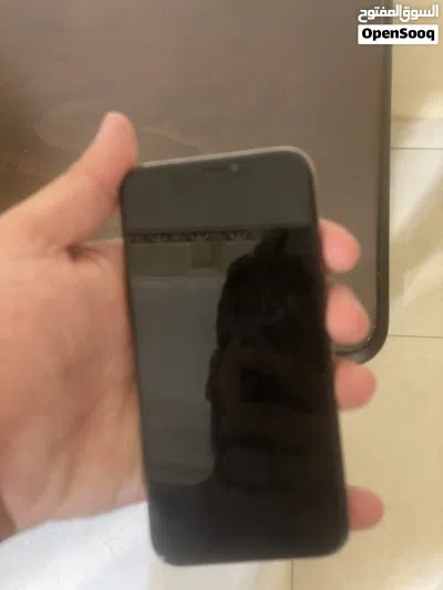 ايفون Xs بحاله ممتازه بطاريه 79 مع كرتونه 3