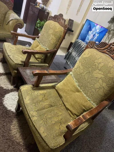 طقم كنب كلاسيك نضيف يدوب في كمن خدشه بسعر حرق 3