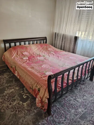 تخت حديد + كراسي بلاستيك وطاولة 3