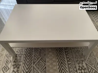 طاولة ايكيا لون ابيض بحالة ممتازة جدا 4