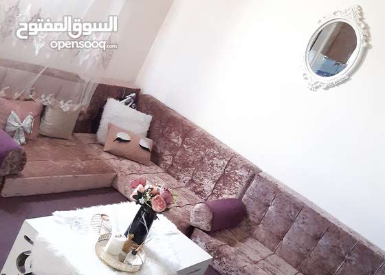 جلسة عربية 3*3 مع طاولة ومكتبة وستار للبيع بحالة جيدة (117598385 جلسة عربية 3*3 مع طاولة ومكتبة وستار للبيع بحالة جيدة (117598385