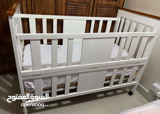 سرير اطفال خشب مع هندول وناموسية متعدد المميزات | أفضل 6 اسرة قابلة للطي  لعام 2024