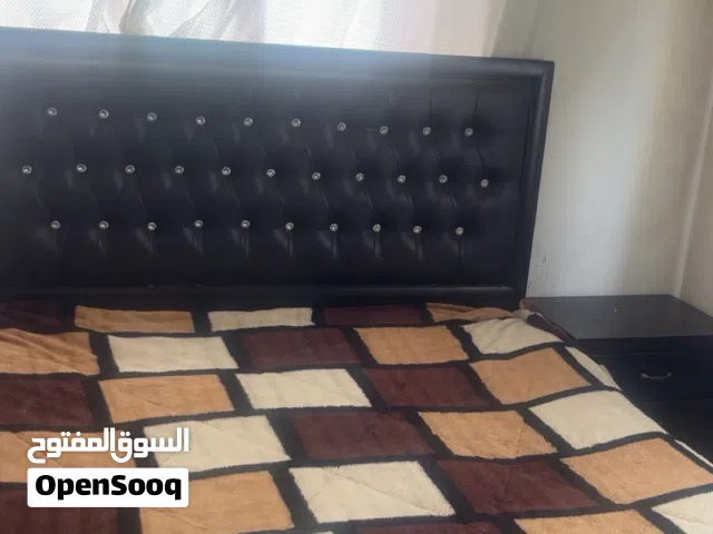 غرفة نوم مستعمله للبيع خشب زان ثقيل تتكون من تخت وخزانه وكوميدينه عدد 2 وتسريحة مع مرايتها