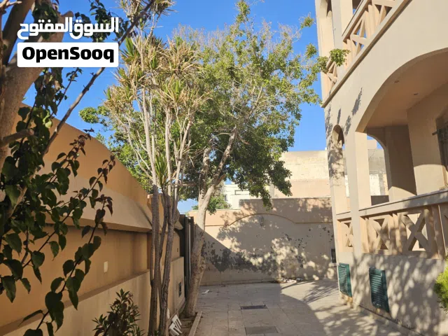 فيلا خدمية كبيرة في حي الاندلس بالقرب من قاعة الشعب ممتازة لشركة للايجار