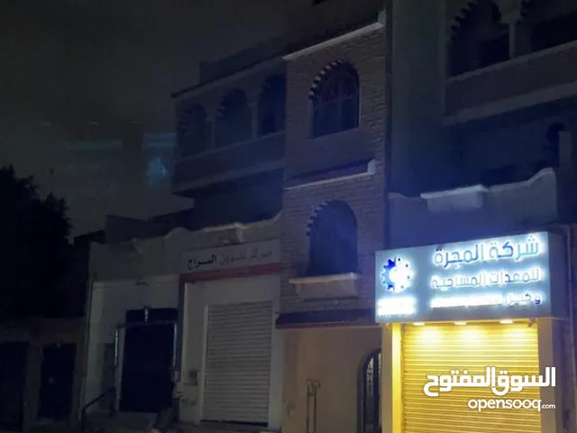 مبنى تجاري سكني للبيع في طريق الخدمات السراج بلقرب من جزيرة المشتل