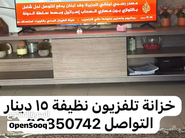 طاولة تلفزيون نظيفة