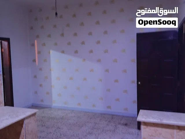 شقه للايجار أبو سليم خلف عمارت حي إنتصار طريق المطار. وقريب من جامع حمزة بن عبدالمطلب