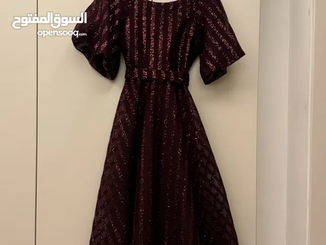 فستان باللون الأحمر الغامق القياس ميديم قابل للتفاوض بالمعقول