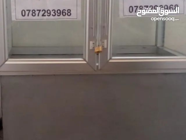 عربة متنقلة للحلويات مع ميزان