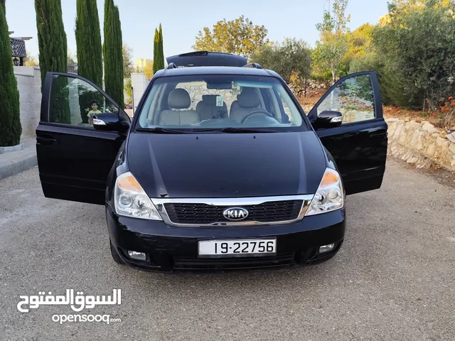 للبيع – كيا كرنفال 2014 8 ركاب لون أسود أنيق للاستخدام العائلي أو الاستثمار