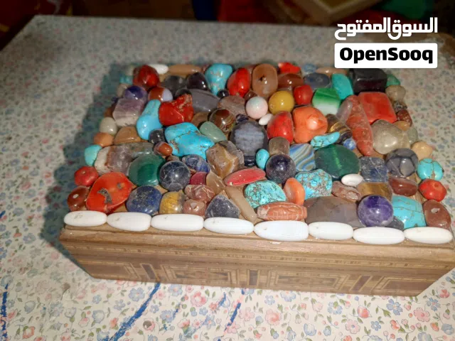 لؤلؤ طبيعي داخل صندوق خشبي مزين بالاحجار الكريمة