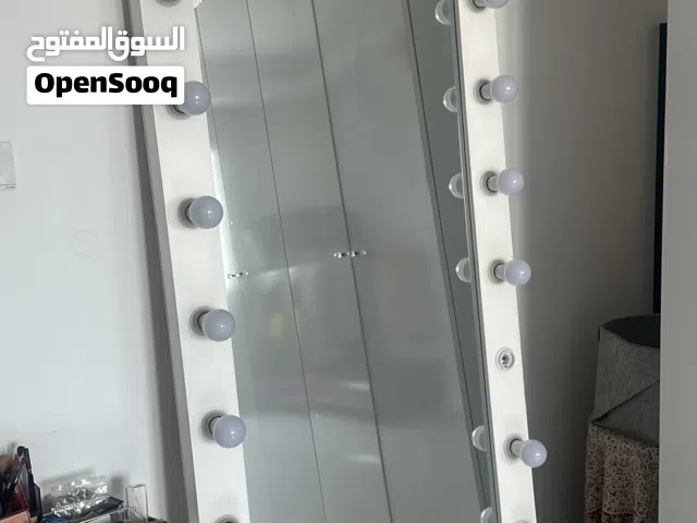 مراية مع مصابيح وتوصيل كهرباء