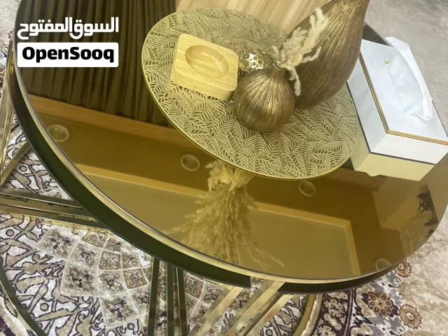 طاولة وسطيه و أربع طاولات صغار وياها
