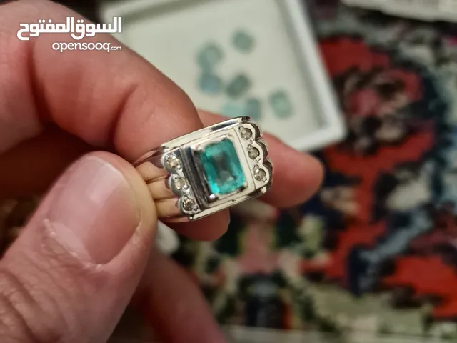 خاتم فضة مصنوع يدوياً بحجر زمرد كولومبي مع شهادة / Silver Ring with certificated Colombian Emerald