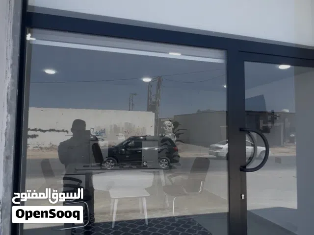 محلي للايجار بسعر 1200 فيه مكيف ومحل موقعه ممتاز ربي يبارك
