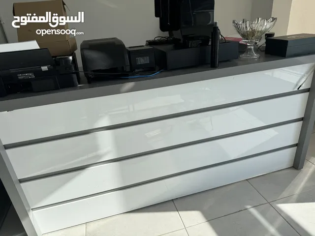 كاونتر خشب 4 قطع وكرسي للبيع