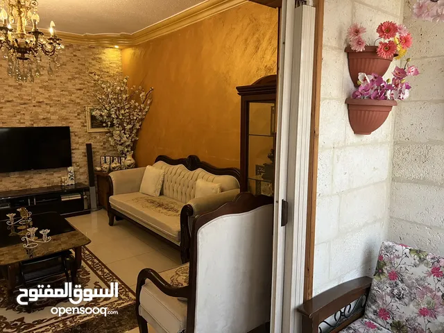 شقه فاخره للبيع في طبربور اطلاله جميله مقابل حديقه الوفاء منطقه هادئة وقريبه ع المواصلات ومخدومه