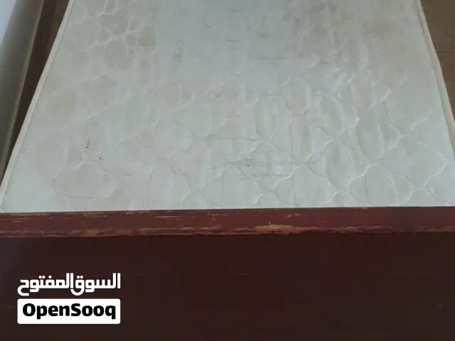 السرير كبير 150 سم مع المترس