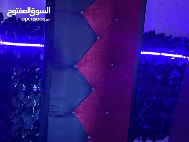 غاز كهرباء شغال وغرفه نوم كامله ثلاجه شغاله وغساله شغاله موجودين بخلدا بس بدهم تنضيف بسبب الرحيل