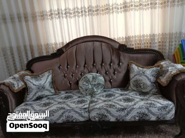 طقم كنب وسجادة وبرادي بحالة ممتازة للبيع