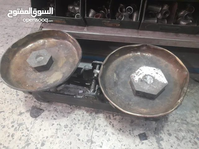 ميزان قديم كفات نحاس اصلي اثري عمره تقريبا 75 سنه مع وزنا تقريبا 20 كيلو مشكلات من 200 غرام ولغاية