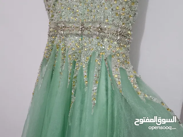 فستان سهرة بحالة ممتازة