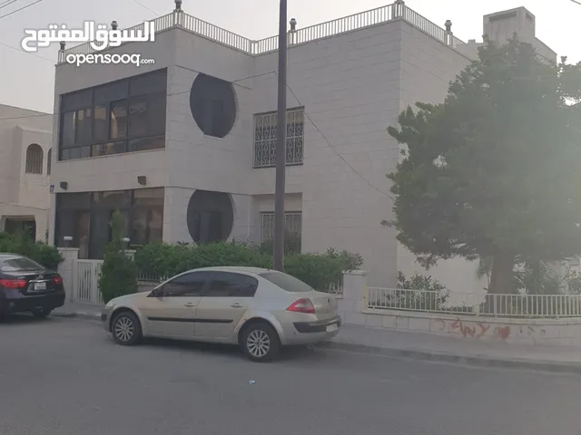 فيلا مميزة  للبيع في منطقة الروابي/ السابع ....شارع عبدالله غوشة