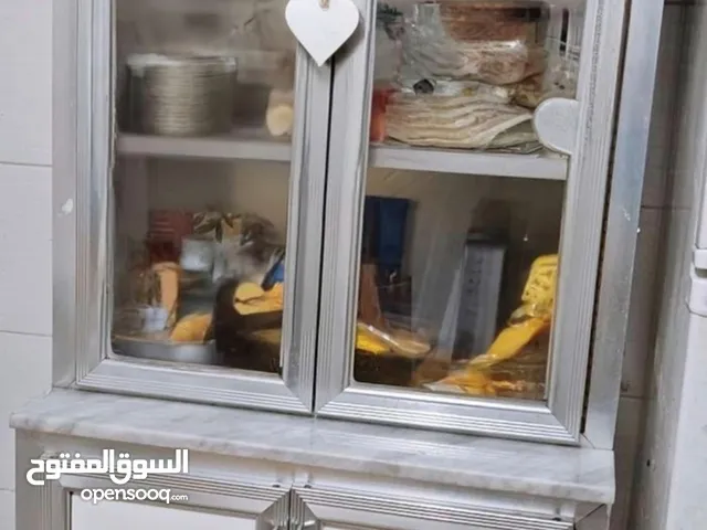 كبت مطبخ نظيف مافيه اي عيوب مع قطعه مطبخ علويه نظيفه ابيض اللون مع سلفر