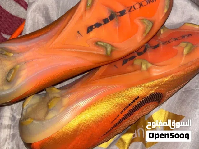 جوتي كوره اصلي ميه من ميه اشتريته من نايك با 1400 مع الشنطه جوتي مستعمل بس حلو جوده تتكلم عن نفسه