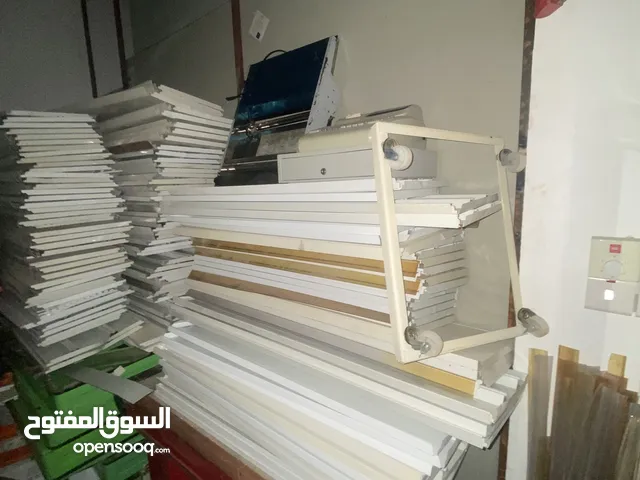 معدات محل مواد غذائية للبيع بحالة ممتازة وجاهزة للاستخدام فورًا