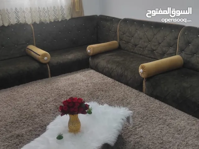 صالوت ارضيه شبه جديد ارتفاع 25 بساط. ستاره. طاوله شاشه
