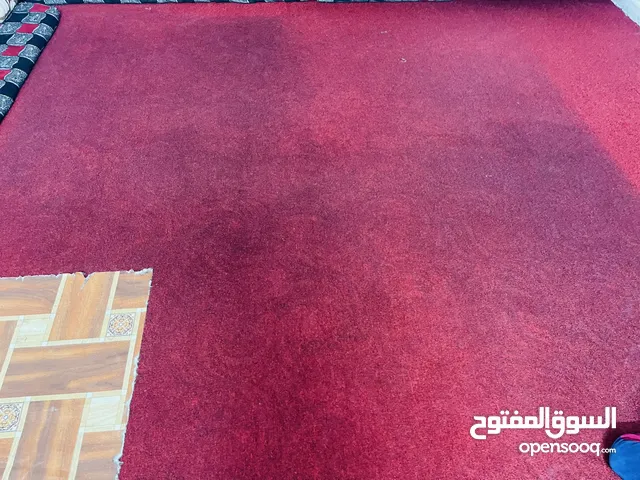 سجادة مع ست فرشاة بحالة جيدة مستعمل