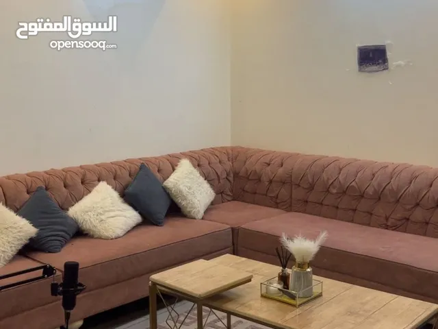 كنب مع طاولة تقديم