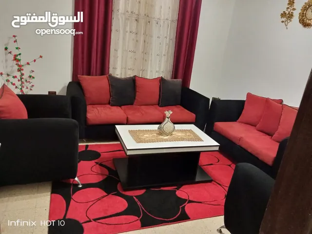 طقم كنب للبيع لون خمري وأسود 7 مقاعد