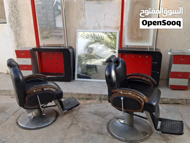 كراسي حلاقه ومعاه ملحقاته للبيع