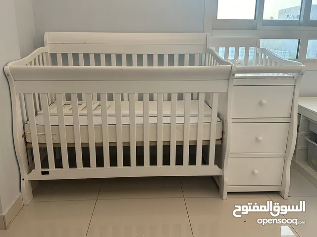 سرير اطفال + طاولة تغيير الحفاض + ادراج baby crib + diaper changing  table + drawers