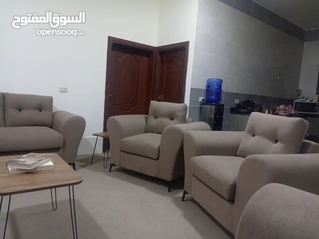 طقم كنب 7 مقاعد تفصيل بحالة الوكاله استعمال خفيف جدا
