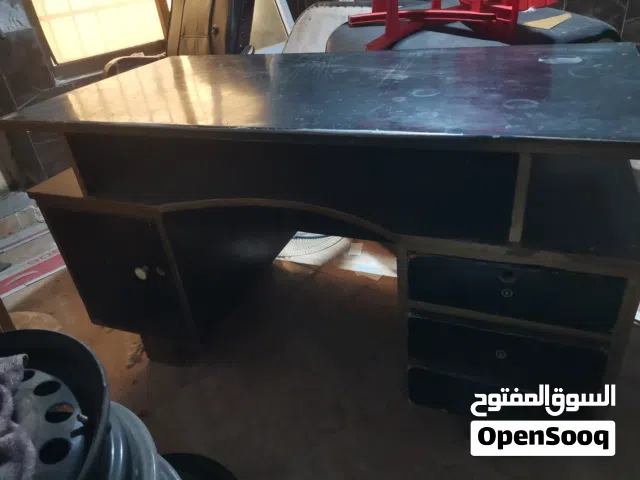 طاولة مكتب بحالة جيدة