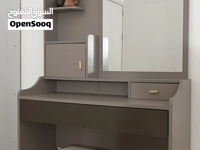 تسريحة مكياج مع مرآة وكرسي –     Modern شبه جديد