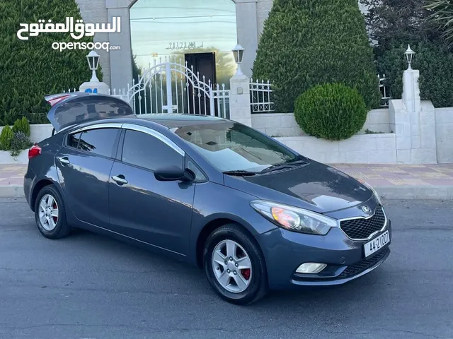 كيا سيراتو فل عدا الفتحه مع جنط وكوشوك وكاله ترخيص طويل مع غرفه نضيفه بنزين اصلي بسعر مغري
