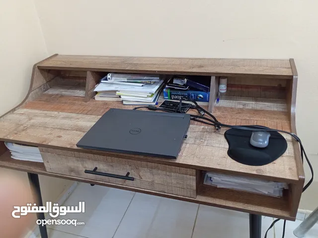 مكتب مع الكرسي