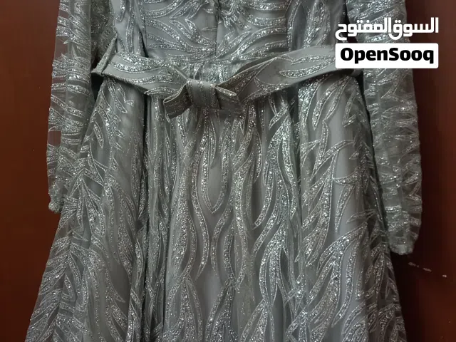 فستان سهرة قصير فضي لامع