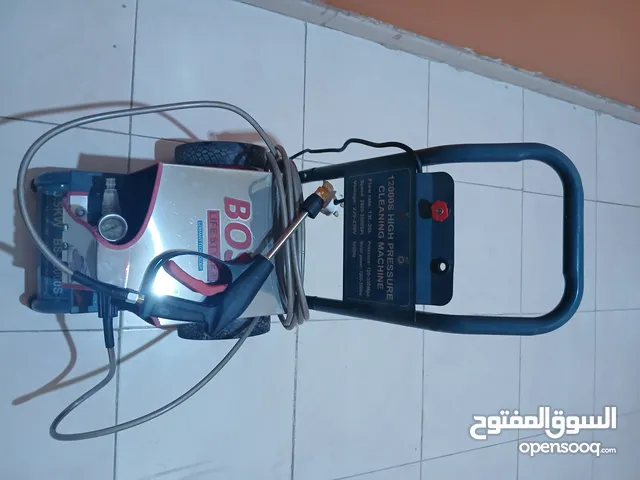 للبيع مضخت مياه لغسيل السيارت الضغط 150بار قويه جدا اسم الشركه BOSS ممتاز جدا استعمال اسبوع فقط سبب