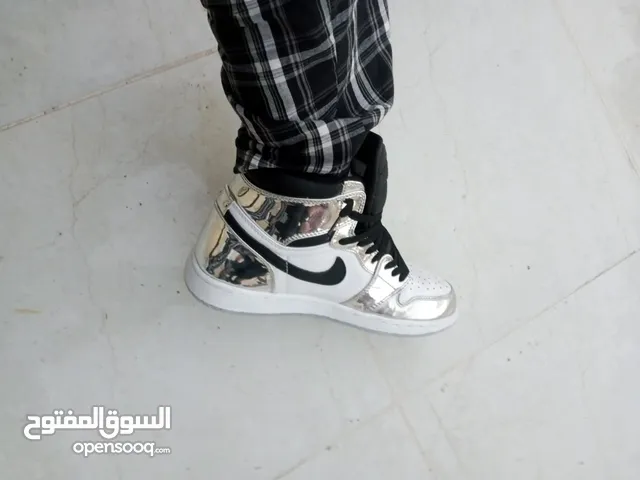 شوز نايك اي جوردان بلون لامع