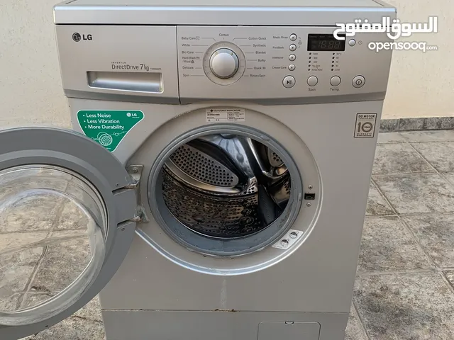 غسالة ملابس شركة LG حجم الغسالة كبير تحمل حتي 7kg