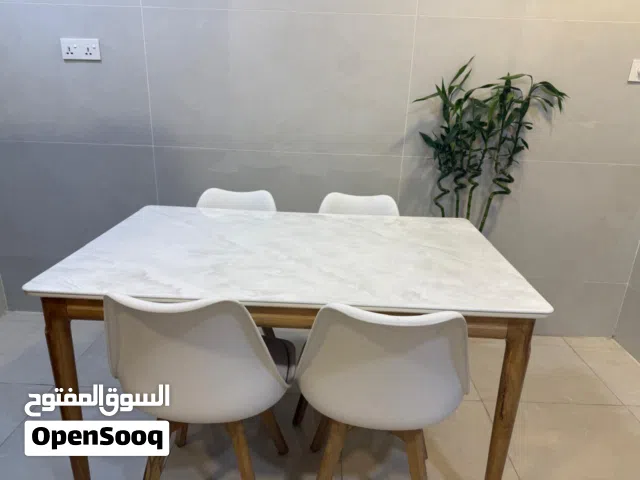 ميز طعام مرمر وخشب تركي مع اربع كراسي