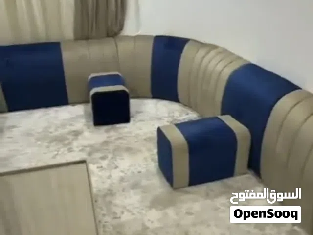 جلسة ارضية مع زولية و طاولة