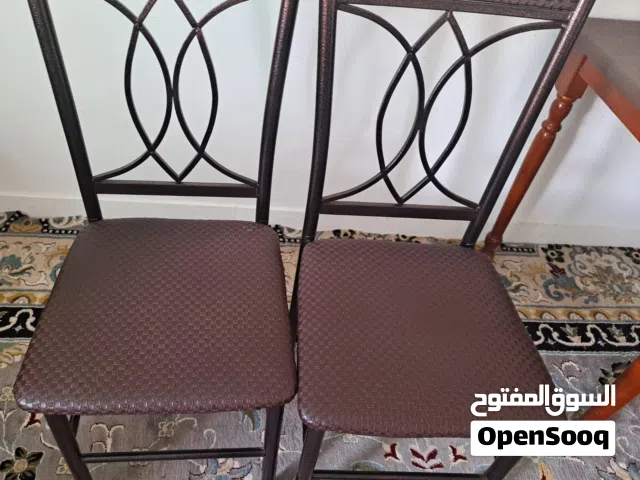 طاوله طعام مع 2 سنين كراسي عستعمال خفيف