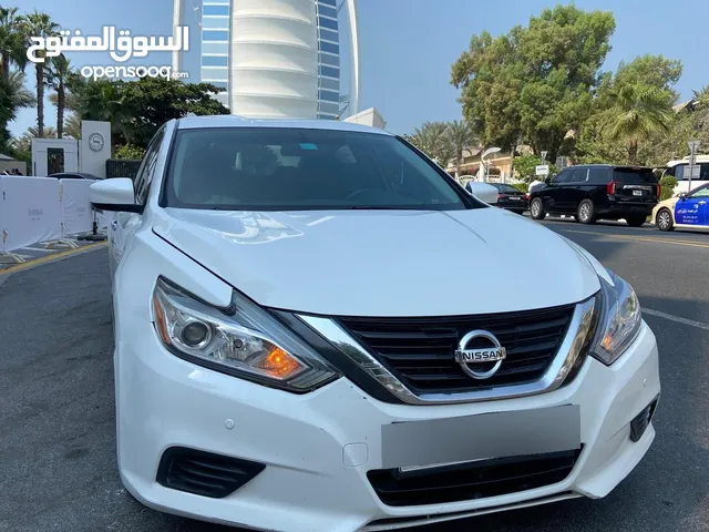 nissan altima2017 very good and clean automatic white color. original paint